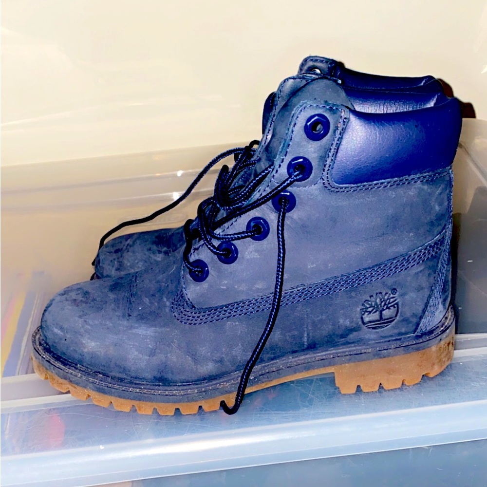 Size 4 youth timberland , no box included. Good condition